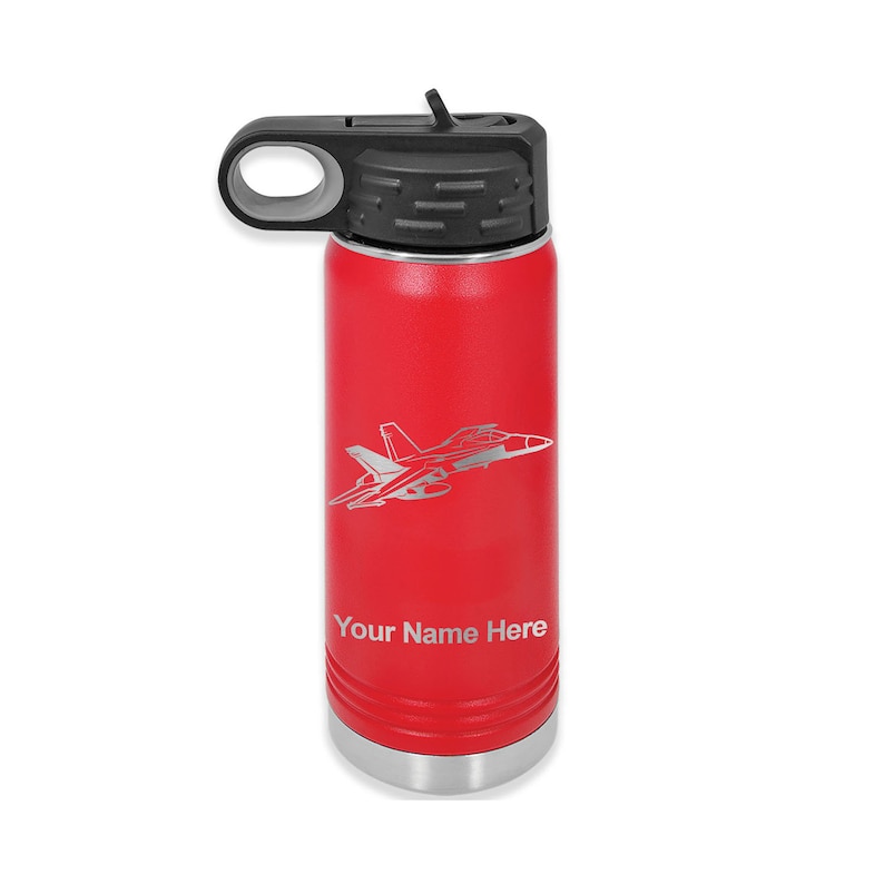 Puede incluir: Botella de agua de acero inoxidable roja con tapa negra y asa de transporte. La botella tiene una imagen grabada en plata de un avi&oacute;n de combate y el texto "Your Name Here".