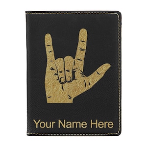 Portapasaporte LaserGram de piel sintética con texto "Te amo" en lenguaje de señas y grabado personalizado incluido.