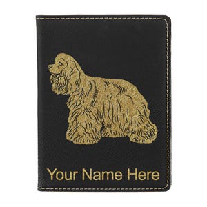 Portapasaporte LaserGram de piel sintética, diseño de cocker spaniel. Incluye grabado personalizado.