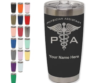 Puede incluir: Un vaso aislado negro y plateado con el texto "PHYSICIAN ASSISTANT" y "P A" con un símbolo médico. El vaso tiene una tapa plateada y está rodeado de una variedad de vasos de colores.