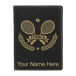 Portapasaporte LaserGram de piel sintética con raquetas de tenis y grabado personalizado incluido