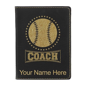 Portapasaporte LaserGram de piel sintética para entrenador de béisbol (incluye grabado personalizado)