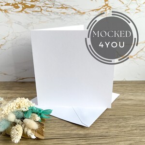 Carte carrée blanche et enveloppe numérique photo simulée avec couronne de fleurs séchées