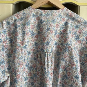 Vintage 80s 90s LIZSPORT floral print cotton blouse pretty summer top, Liz Claiborne shirt, gathered shoulders, petite L image 7