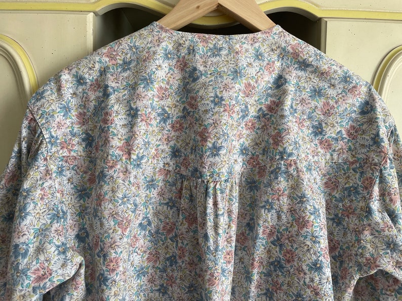 Vintage 80s 90s LIZSPORT floral print cotton blouse pretty summer top, Liz Claiborne shirt, gathered shoulders, petite L image 7