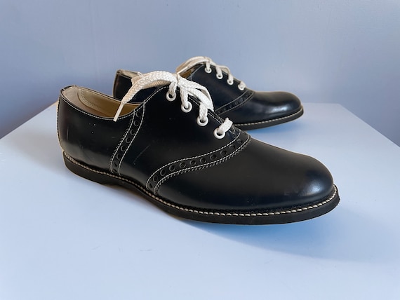 Navy blue and deals white saddle shoes