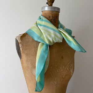 foulard en soie vintage des années 1970, vert d'eau et citron vert pâle, coloris fantastique Pois et rayures, bords roulés à la main image 6