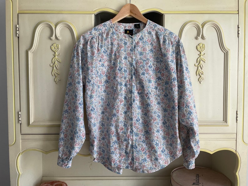Vintage 80s 90s LIZSPORT floral print cotton blouse pretty summer top, Liz Claiborne shirt, gathered shoulders, petite L image 1