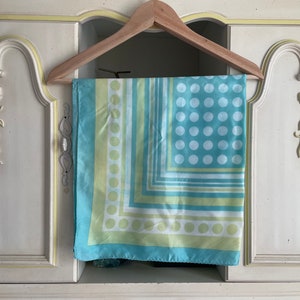 foulard en soie vintage des années 1970, vert d'eau et citron vert pâle, coloris fantastique Pois et rayures, bords roulés à la main image 3