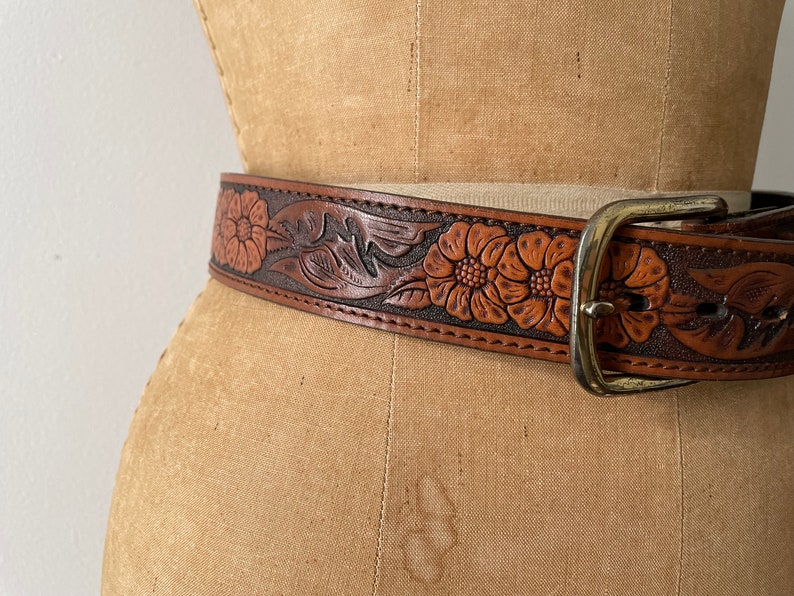 Vintage 70s top grain leather tooled belt, floral tooling removable buckle, hippie boho belt, gender neutral size 30 image 2