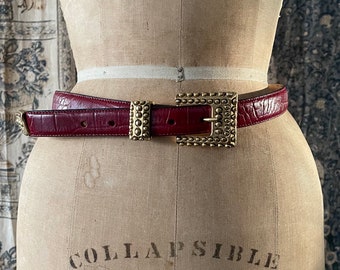 ceinture en cuir rouge Dana Buchman vintage des années 80 et 90 | fabriqué en Italie, boucle en or, M/L