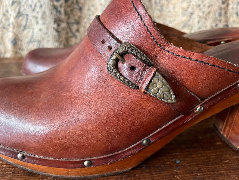 Authentic vintage 1970s wooden platform clogs 70s leather heels, Brazil, boho, hippie, marked 9M, fits 8.5M image 4