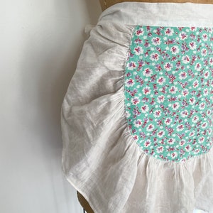Vintage 1940s hostess apron, pin up girl summer apron, white tissue cotton & mint green floral print, XS/S image 3