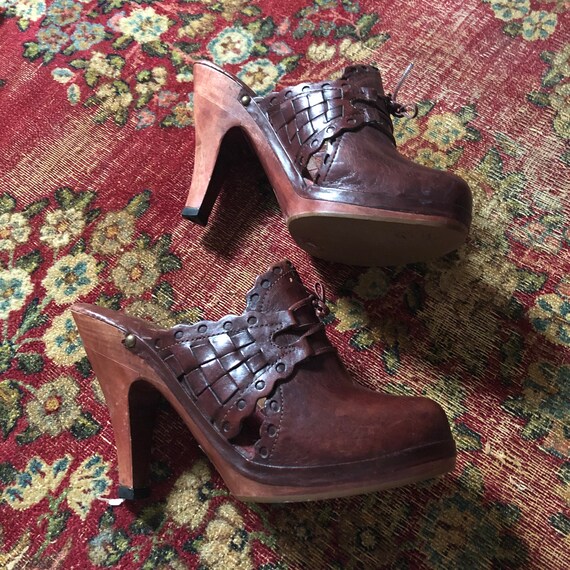 Vintage 1970s burgundy woven leather high heel platfo… Gem