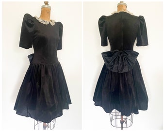 Vintage ‘80s ‘90s black velvet dress, puff sleeves, lace collar, big bow, net crinoline | Gothic Lolita, dolly, Halloween costume, XS/S