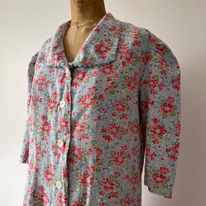 True vintage 1940s flour sack cotton house dress, puff shoulders Spring floral print dress, cottage core dress, pastel, M image 3