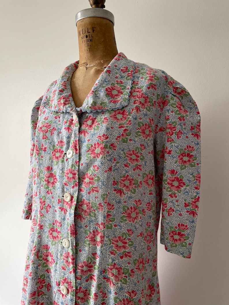 True vintage 1940s flour sack cotton house dress, puff shoulders Spring floral print dress, cottage core dress, pastel, M image 3