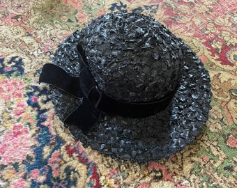 Vintage 1940’s black straw boater hat with velvet bow | natural woven hat, brim hat, XS 21