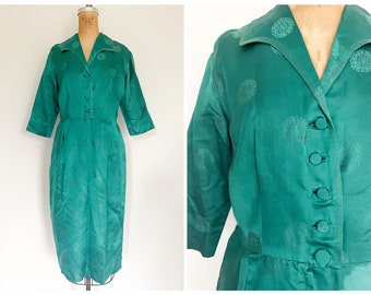 Vintage 1950’s ‘60s Chinese jacquard silk dress in emerald green | classic Oriental button front dress, mid century, M