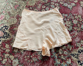 Vintage peach silk tap pants, 1930’s peach pink lingerie, scalloped hem | bridal lingerie, vintage wedding, ladies M