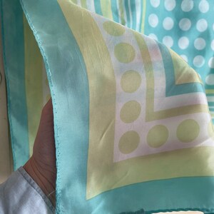 foulard en soie vintage des années 1970, vert d'eau et citron vert pâle, coloris fantastique Pois et rayures, bords roulés à la main image 5