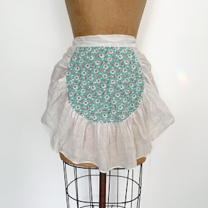 Vintage 1940s hostess apron, pin up girl summer apron, white tissue cotton & mint green floral print, XS/S image 1