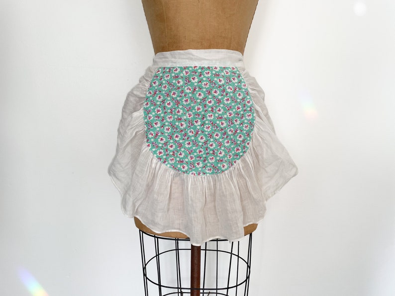 Vintage 1940s hostess apron, pin up girl summer apron, white tissue cotton & mint green floral print, XS/S image 1