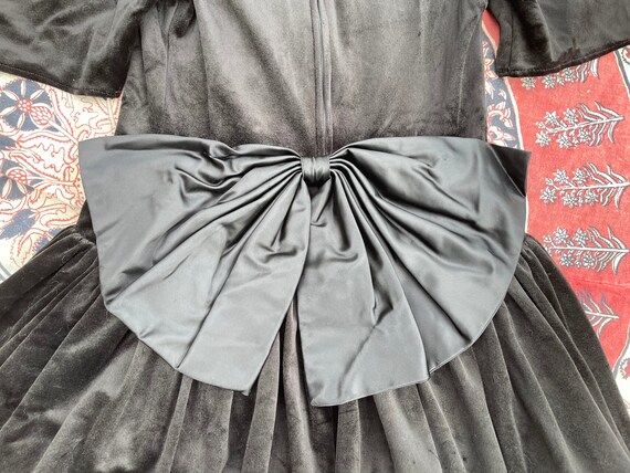 Vintage ‘80s ‘90s black velvet dress, puff sleeve… - image 4
