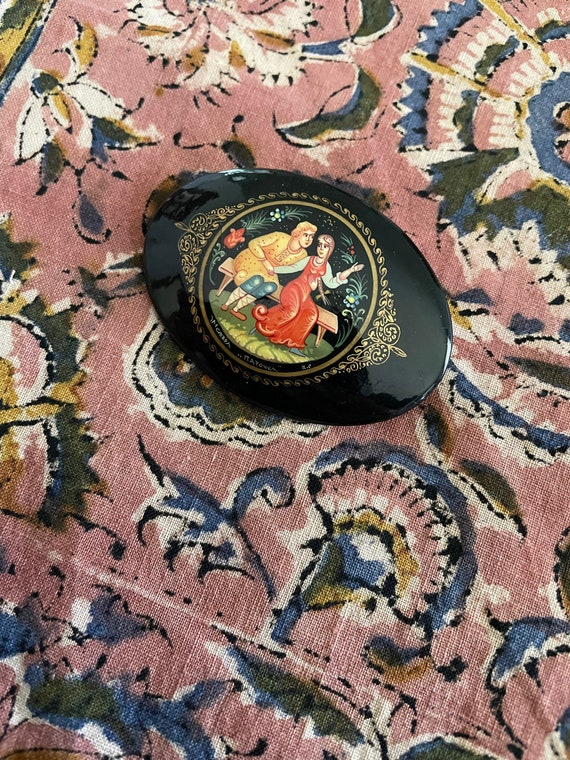 Vintage Russian lacquer brooch | black figural pi… - image 2