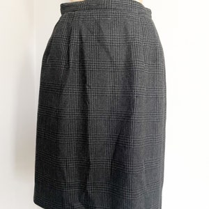 Vintage early 80s SASSON suit , 1980s secretary vibes, Academia aesthetic gray & black wool glen plaid skirt and blazer, S zdjęcie 4