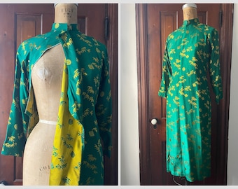 Gorgeous 1960’s emerald green & gold rayon cheongsam, high slits | holiday dress, XS