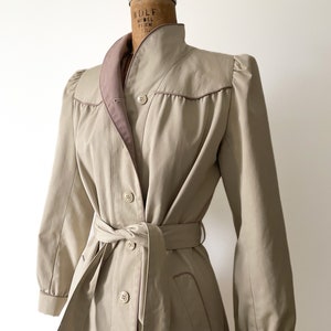 Vintage early 80s J. Gallery light tan & mauve trench coat khaki Spring jacket, belted trench coat, XS/S image 4