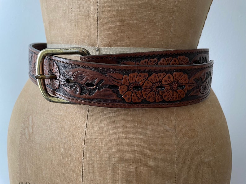Vintage 70s top grain leather tooled belt, floral tooling removable buckle, hippie boho belt, gender neutral size 30 image 3