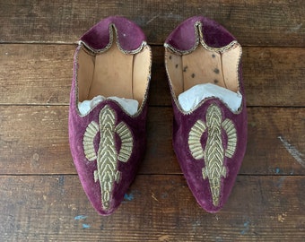 Antique vintage Moroccan or Turkish babouche purple velvet slippers, plum wool mohair, embroidered with gold threads, fits ladies 7