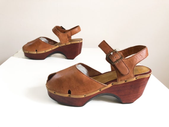Vintage 1970s Brazilian leather & wood platform sa