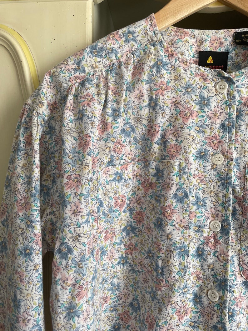 Vintage 80s 90s LIZSPORT floral print cotton blouse pretty summer top, Liz Claiborne shirt, gathered shoulders, petite L image 2