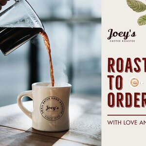Puede incluir: Una taza de cer&aacute;mica blanca con un logotipo negro que dice "Joey's Coffee Roaster" y "Small Batch Hand-Roasted Since 1999". Se est&aacute; vertiendo caf&eacute; en la taza desde una jarra de vidrio. El fondo est&aacute; desenfocado y fuera de foco. El texto "Joey's Coffee Roaster" y "Roasted to Order with Love and Care" es visible en el fondo.