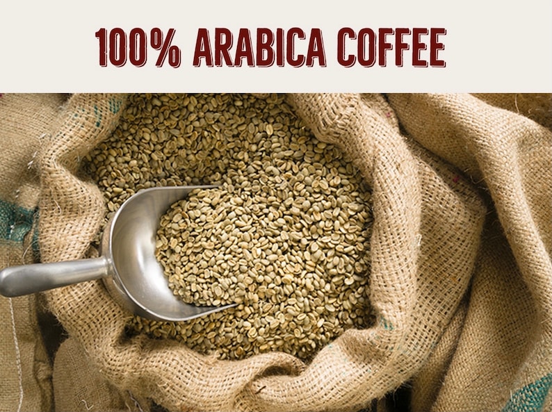 Puede incluir: Un saco de arpillera lleno de granos de caf&eacute; verde. Una pala de metal est&aacute; parcialmente llena de granos y descansa sobre el saco. El texto "100% ARABICA COFFEE" se muestra sobre el saco.