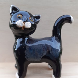 Ceramic cat | Hand-formed and hand-painted | Ceramic sculpture | Decorative figurine | Ceramic figurine | Animal sculpture