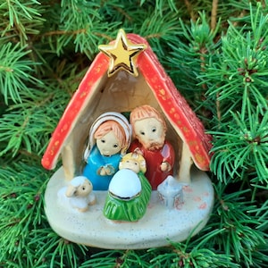 Keramische kerststal | Elk detail van deze kerststal is met de hand gevormd en beschilderd | Keramische sculptuur | met keramisch goud | Natuurtafereel