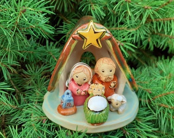Ceramic Christmas crib | Every detail of this crib is hand-formed and hand-painted | Ceramic sculpture | with ceramic gold | Nature scene