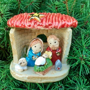 Keramische kerststal | Elk detail van deze kerststal is met de hand gevormd en beschilderd | Keramische sculptuur | met keramisch goud | Natuurtafereel