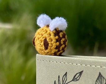 PATTERN Buzzy the Bee crochet bookmark pattern, crochet bee bookmark, spring crochet pattern, craft fair crochet, crochet bookmark pattern