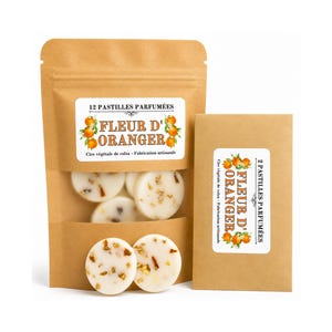 Peut inclure: Un sachet en papier kraft brun contenant 12 pastilles de cire blanches et une enveloppe assortie plus petite avec 2 pastilles. Les étiquettes présentent des illustrations de fleurs d'oranger et le texte Fleur D' Oranger, 12 Pastilles Parfumees.