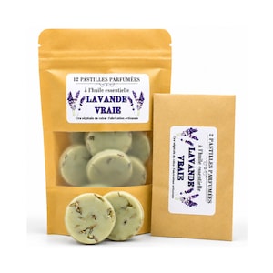 Puede incluir: Una bolsa de papel marrón que contiene 12 pastillas de cera de color verde pálido etiquetadas 12 PASTILLES PARFUMÉES à l'huile essentielle LAVANDE VRAIE, junto a un sobre marrón más pequeño etiquetado 2 PASTILLES PARFUMÉES à l'huile essentielle LAVANDE VRAIE.