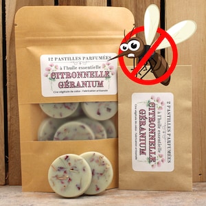 Puede incluir: Una bolsa de papel marrón con una etiqueta que dice "12 PASTILLES PARFUMÉES à l'huile essentielle CITRONNELLE GÉRANIUM Cire végétale de colza - Fabrication artisanale". La bolsa contiene pastillas de cera blanca con pétalos de flores rosas. Un círculo rojo con una línea diagonal contiene un mosquito de dibujos animados con una expresión de sorpresa. El texto de la etiqueta dice "2 PASTILLES PARFUMÉES à l'huile essentielle CITRONNELLE GÉRANIUM Cire végétale de colza - Fabrication artisanale".