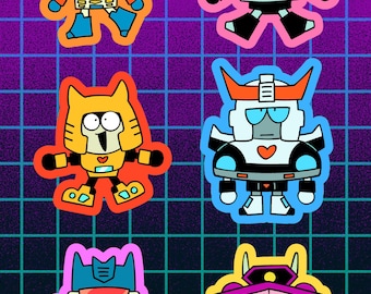 Pode incluir: Uma coleção de seis autocolantes de personagens de robôs em estilo cartoon. Cada robô tem um design e esquema de cores únicos, incluindo azul, laranja, amarelo, branco e roxo. Os autocolantes são delineados em várias cores e num fundo de grelha.