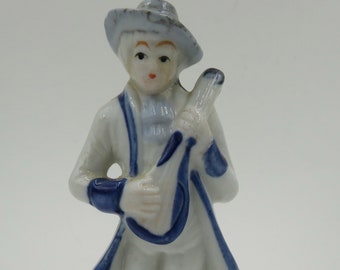 Porseleinen beeldje van jonge man met mandoline