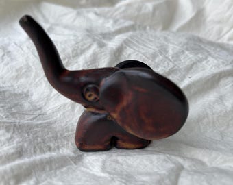 Vintage olifantenbeeldje met opgeheven slurf- handgemaakt kunststeen- 20e eeuw - gelukssymbool decor