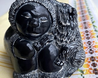 Vintage AARDVARK AARDIK resin/ kunsthars  beeldje - Inuit / Eskimo met Husky - Gemaakt in Canada 1970